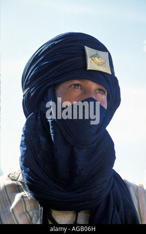 Niger Agadez uomo della tribù Tuareg indossando turbante Foto Stock