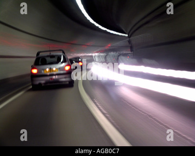 In auto in curva il tunnel Rotherithe blur Londra Inghilterra REGNO UNITO Foto Stock