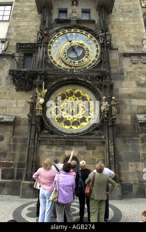 Turisti che affollano la piazza della Città Vecchia di Praga a vedere l'orologio astronomico circa 1410 Foto Stock