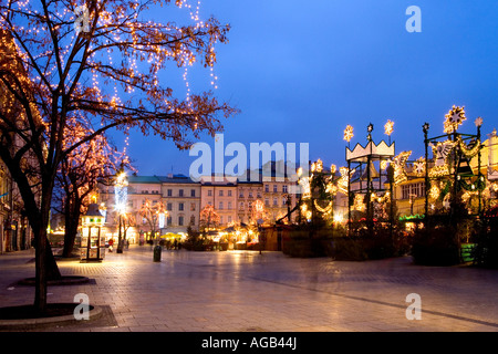 Natale Luci di Natale intorno alla principale piazza del mercato di Cracovia Cracovia Polonia Foto Stock