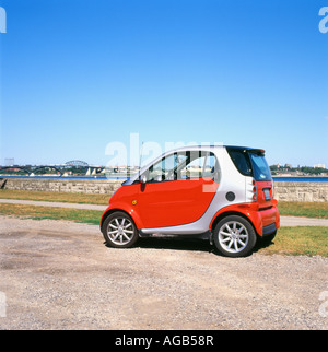 Un rosso e argento Mercedes Benz Smart auto parcheggiate lungo il fiume Niagara, Fort Erie, Ontario, Canada KATHY DEWITT Foto Stock