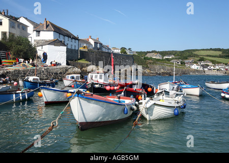 Le barche nel porto a Coverack, Cornwall Inghilterra England Regno Unito. Foto Stock