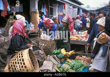 Laos, Luang Namtha, persone al mercato Foto Stock