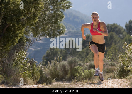 Guida femmina sul sentiero di montagna Foto Stock
