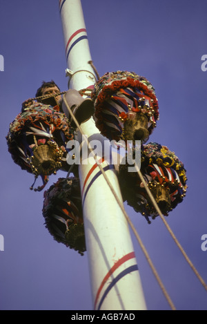 Barwick a Elmet nello Yorkshire il villaggio di Maypole, ghirlande tradizionali di fiori, è il più alto polo di maggio del Regno Unito. HOMER SYKES anni '1972 1970 Foto Stock
