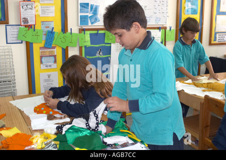 A scuola i bambini che lavorano nella lezione Foto Stock