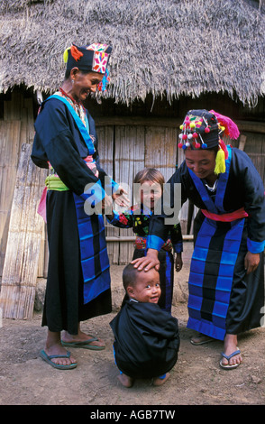 Laos, Luang Prabang, le donne e i bambini da Hmong tribù hill Foto Stock