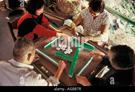 Cina, Hong Kong, famiglia gioca mahjong Foto Stock