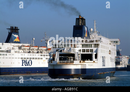 Calais cross channel sul rullo di roll off ferry terminal Nord della Francia Porto di Chiamata Foto Stock