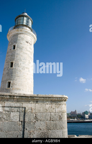 Faro entro il El Morro fortezza in corrispondenza della bocca di porto di Havana, Cuba. Foto Stock