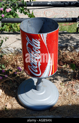 Litterbin con la coca-cola pubblicità in Turchia Foto Stock