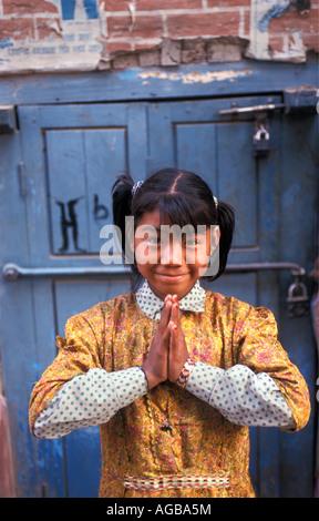 Il Nepal, Kathmandu, ragazza saluto Foto Stock