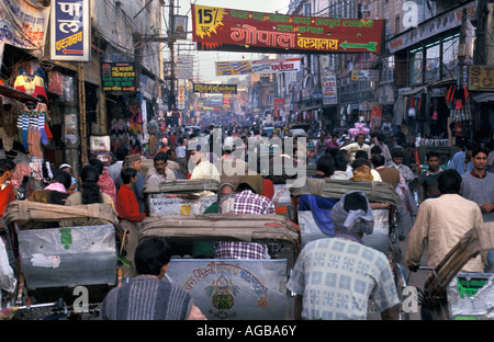 India, Varanasi, la strada affollata Foto Stock