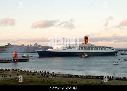 Cunard liner Queen Elizabeth 2 sul fiume Tyne Foto Stock