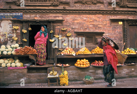 Il Nepal, Kathmandu, metà donna adulta la vendita di frutta Foto Stock