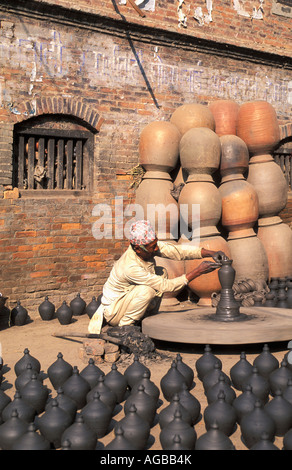 Il Nepal, Kathmandu, metà uomo adulto rendendo in ceramica Foto Stock