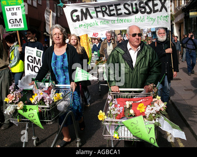 Anti alimenti GM marcia di protesta attraverso il centro di Londra. Foto Stock