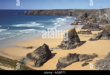 I famosi Passi di Bedruthan che mostrano erosione costiera, vicino a Newquay sulla costa settentrionale della Cornovaglia nel Regno Unito Foto Stock