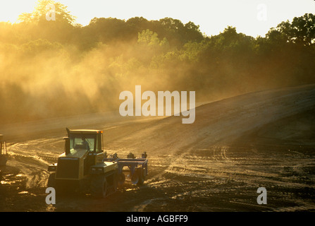 Caterpillar trattore agricolo con attrezzo agricolo Foto Stock