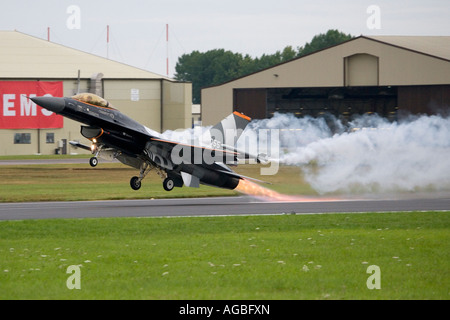 Dutch F16 soffiatura con enormi afterburner sentieri Foto Stock