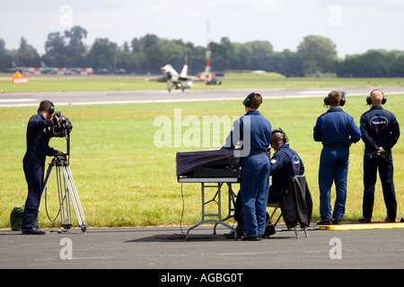 Il Thunderbirds USAF US Air Force team acrobatico equipaggio a terra di supervisionare le operazioni di visualizzazione e cattura piano mentre lo sbarco Foto Stock