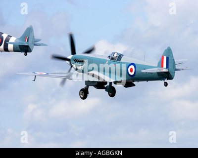Spitfires tenendo spento Foto Stock
