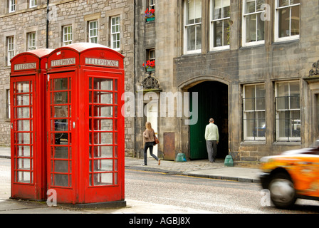 Twin Red cabine telefoniche a Grassmarket Edimburgo Scozia Gran Bretagna Foto Stock