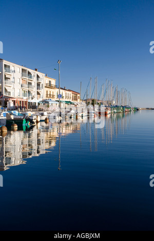 Mèze è un grazioso porto di pesca sull'étang de Thau Foto Stock