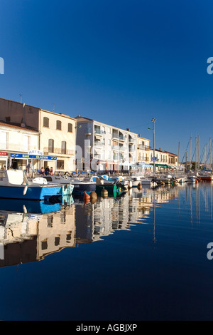 Mèze è un grazioso porto di pesca sull'étang de Thau Foto Stock