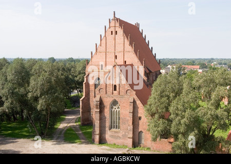 Veduta aerea della Galleria EL (Galeria EL) ospitata in uno storico edificio gotico di Elblag, Polonia, circondata da lussureggianti alberi verdi. Foto Stock