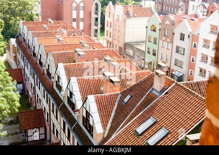 Vista ad alto angolo dei tradizionali tetti rossi e frontoni nella città vecchia di Elblag, Polonia, caratterizzata da architettura storica e paesaggio urbano. Foto Stock