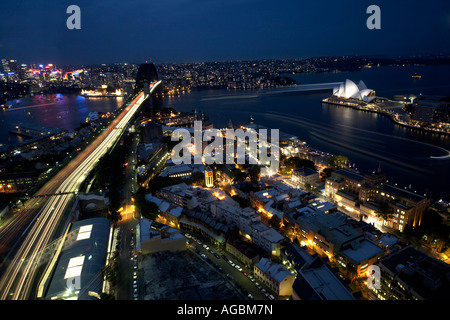 Elevato livello dell'antenna vista obliqua al crepuscolo o di notte Il crepuscolo di Harbour Bridge e Opera House di Sydney New South Wales NSW Austra