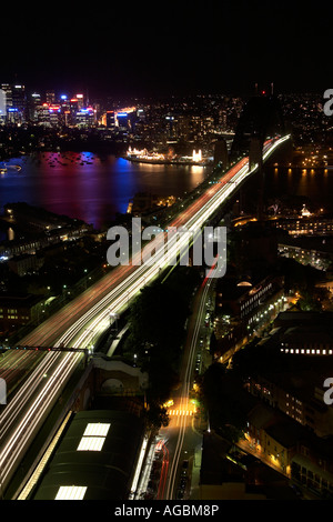 Elevato livello dell'antenna vista obliqua al crepuscolo o di notte Il crepuscolo di Harbour Bridge con percorsi di luce a Sydney New South Wales NSW Aust
