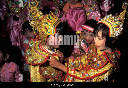 Myanmar Mandalay, ragazze celebrando Shin Pyu festival Foto Stock