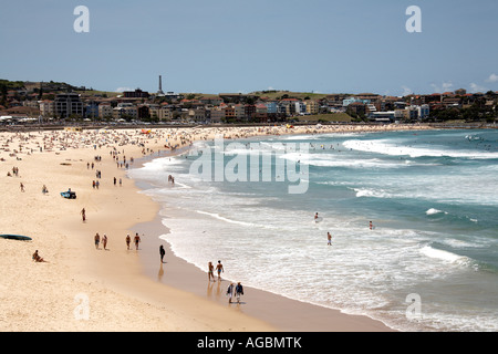 Persone rilassante per nuotare e prendere il sole su summer weekend a Bondi Beach Sydney New South Wales NSW Australia Foto Stock