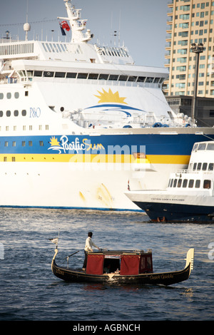 Gondola Veneziana con il Pacific Sun crociera in Darling Harbour Sydney New South Wales NSW Australia Foto Stock