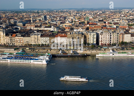 Tra il Ponte Elisabetta Erzsebet Hid e Ponte della Libertà Szabadsag nascosto dalla collina Gellert hegy Gellert Budapest Ungheria Foto Stock