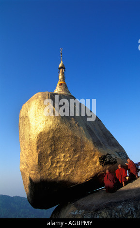 Myanmar, Kyaiktyo, monaci buddisti pregano da Golden Rock Foto Stock