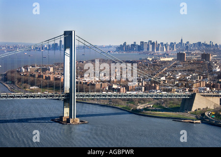 Vista aerea della città di New York s Verrazano stretto ponte di s con lo skyline di Manhattan Foto Stock