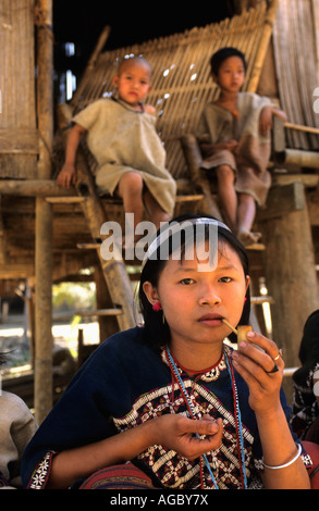 Myanmar, Bago Yoma montagne, Donna della tribù Karen fumatori tubo di bambù Foto Stock