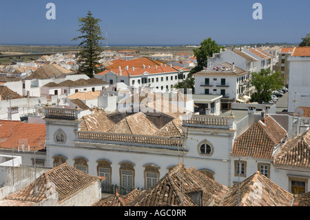 L' Algarve, Tavira vista verso il mare oltre i tetti della città vista dal Castello Foto Stock