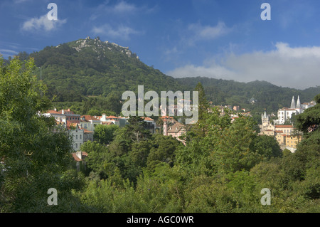 Sintra, la vista della Città Vecchia, il Palazzo Reale e il Castelo dos Mouros Foto Stock