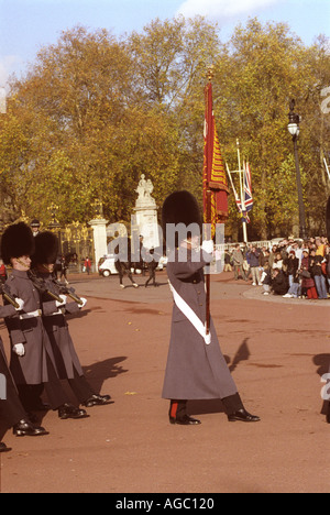 Modifica della Guardia a Buckingham palace Londra Inghilterra Gran Bretagna Regno Unito GB UK Foto Stock