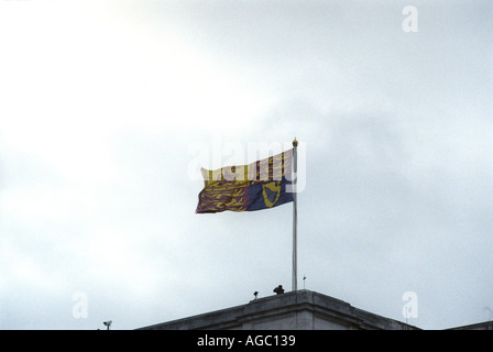 Il Royal Flying standard su Buckingham palace durante il Presidente Bush s visita nel 2003 aereo tettuccio Foto Stock