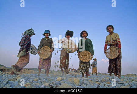 Myanmar Yangon, ragazze costruzione autostrada Foto Stock