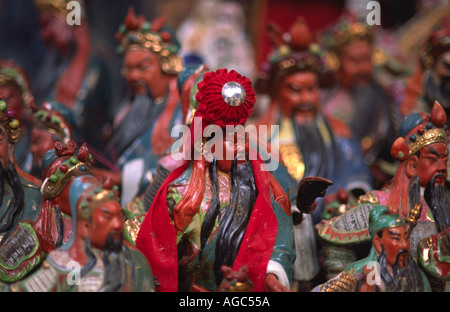 Divinità di ceramica presso il Tempio di Tin Hau, Yau Ma Tei, Hong Kong Foto Stock