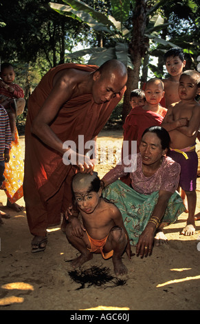 Myanmar Mandalay, monaco buddista il taglio di capelli della giovane debuttante boy Foto Stock