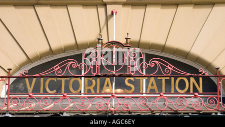 La stazione ferroviaria di Victoria segno Manchester Foto Stock