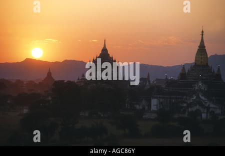 Tramonto sulla storica restaurata PAGAN ,BAGAN 11esimo secolo pagode ,sito patrimonio mondiale dell'UNESCO su di Irrawaddy/fiume AYERWADDY BIRMANIA Foto Stock