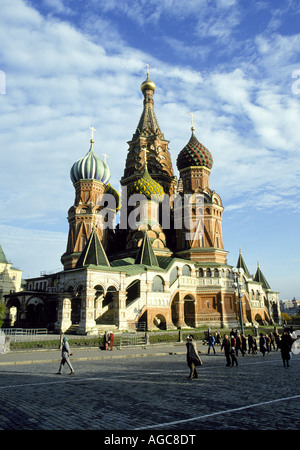 Una vista di St basilici cattedrale la chiesa russa ortodossa sulla Piazza Rossa di Mosca Foto Stock